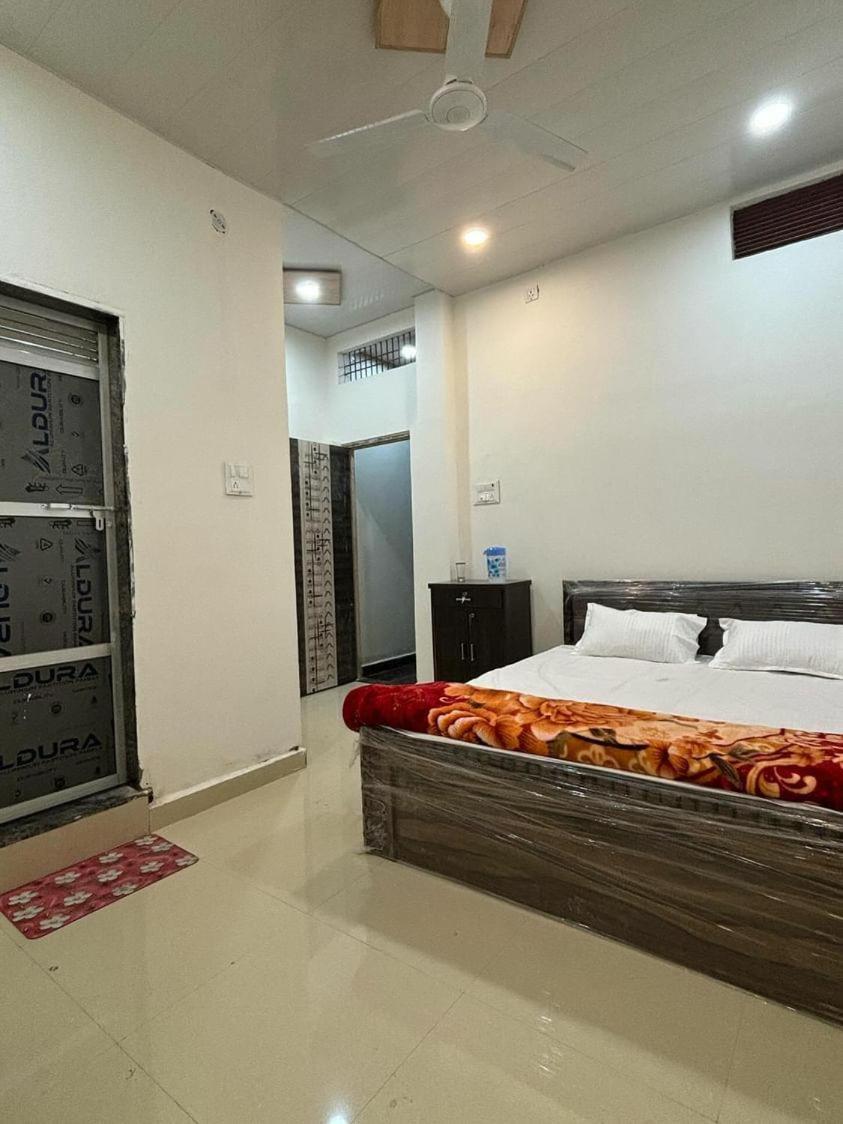 Madhuri Guest House Varanasi Exterior foto